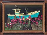 tableau représentant un bateau bleu et blanc au milieu d'un champ de fleurs roses
