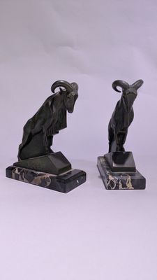 deux statues d'animaux empilées l'une sur l'autre