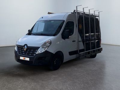 une camionnette blanche garée dans une pièce