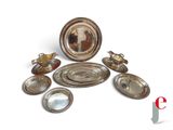 beaucoup d'assiettes et de bols en argent sur la table