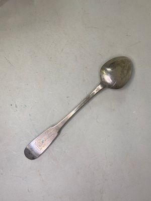 une cuillère posée sur une table