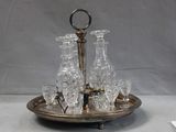 un plateau en argent sur lequel est posé un plateau de verres