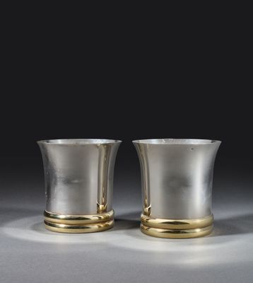 paire de coupes en argent aux bords dorés, sur fond blanc