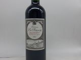 une bouteille de vin posée sur une table