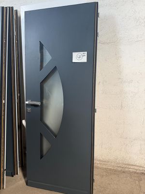 une porte ouverte dans une pièce où il y a beaucoup de bois