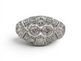 gros plan d'une bague en diamant sur fond blanc