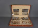 un coffret en bois contenant de l'argenterie sur une table