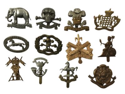 Plusieurs types d'insignes militaires sont représentés sur un fond blanc