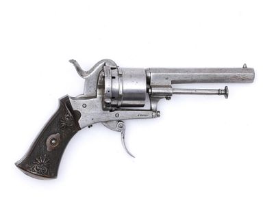 un vieux revolver avec un manche en bois sur fond blanc