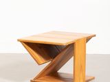 une image représentant une table en bois dont le plateau a la forme d'un triangle