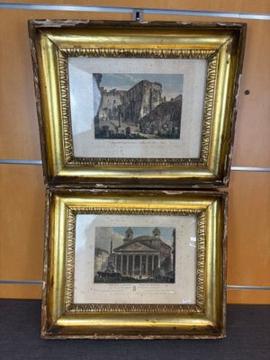 deux photos encadrées représentant un bâtiment et un bâtiment surmonté d'une horloge