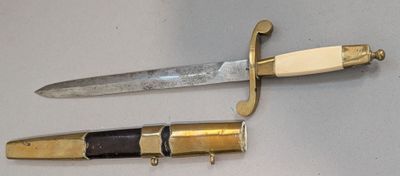 deux types de couteaux différents exposés sur une table