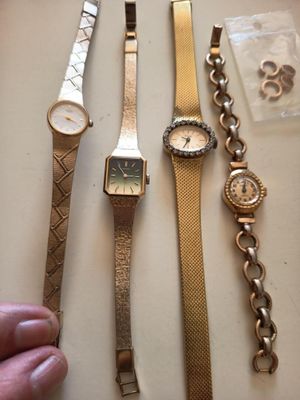 un grand nombre de montres posées sur une table