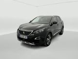 une voiture noire dans une pièce blanche, sur fond blanc