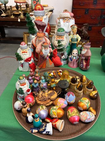 Un ensemble d’objets décoratifs en bois : Saint Nicolas, œufs, pe...