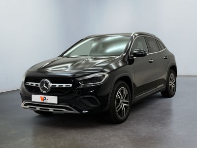un SUV Mercedes noir garé dans une grande pièce