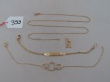 plusieurs types de chaînes et de bracelets en or posés sur une table