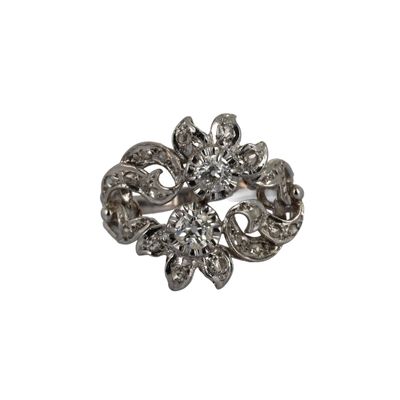 un gros plan d'une broche en forme de fleur en diamant sur fond blanc