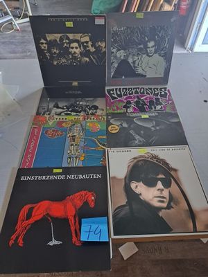un grand nombre de disques sur une table dans une pièce