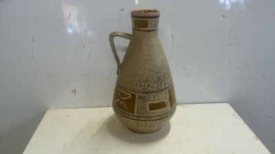 un vase posé sur une table blanche