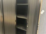 une photo d'une armoire métallique équipée d'étagères