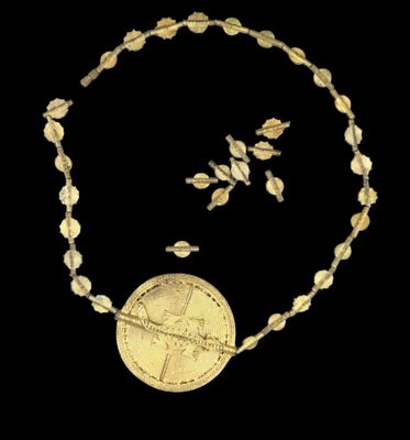[ART D'AFRIQUE] Collier orné d'éléments articulés en métal d…