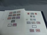 beaucoup de timbres sur les pages d'un livre