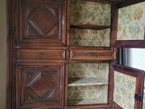 une armoire en bois surmontée d'un miroir