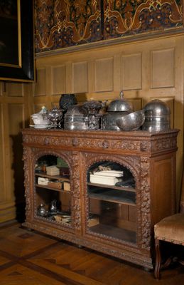 une armoire en bois sur laquelle sont posés des casseroles et des poêles