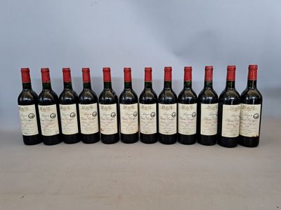 six bouteilles de vin alignées sur une table