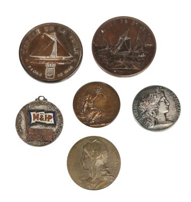 six types de pièces différents sont présentés sur une surface blanche