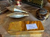 un lingot d'or posé sur une table à côté d'autres objets