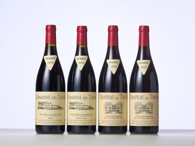 trois bouteilles de vin sont alignées sur une table