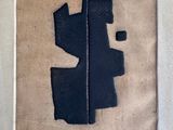 une image représentant une photo d'une feuille de papier sur laquelle figure une œuvre d'art noire