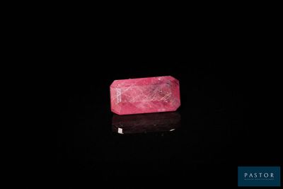 un rubis rose sur un fond noir