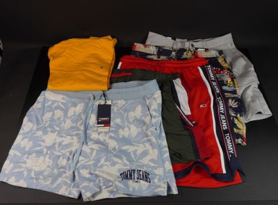 Quatre paires de boxers pour homme sont posées sur une table noire.