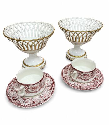 deux assiettes rouges et blanches à bord doré, avec leurs soucoupes