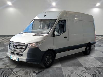 la photo d'une camionnette blanche garée dans une pièce