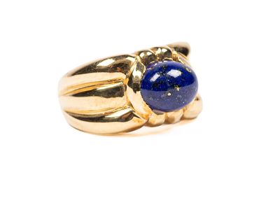 un gros plan d'une bague en or sertie d'un lapis-lazuli