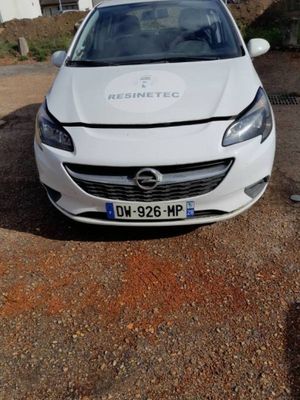 a picture of a white car parked in a parking lot