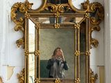 une femme se prenant en photo dans un miroir