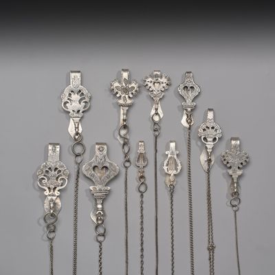 un assortiment de porte-clés et d'anneaux de clés anciens en métal argenté