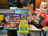 beaucoup de livres et de jeux posés sur une table