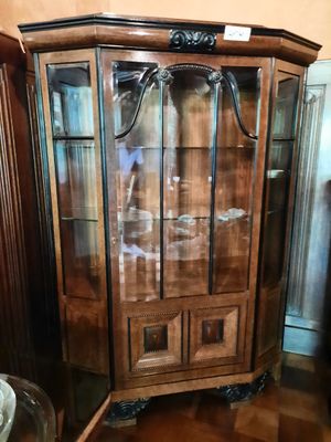 un meuble en bois avec des portes en verre dans une pièce