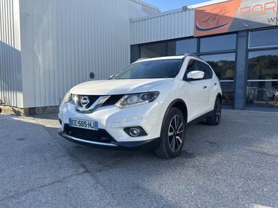 un SUV Nissan blanc garé devant un immeuble