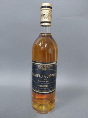 une bouteille de vin posée sur une table