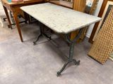une table dont le plateau est en marbre