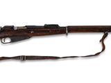 un fusil avec un canon en bois et une bretelle, sur fond blanc