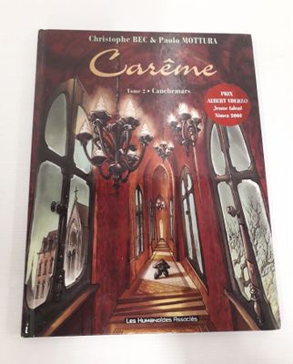 la couverture d'un livre sur laquelle figure une image représentant un couloir et un lustre