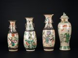 quatre vases sont alignés sur une surface noire